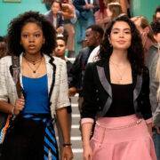 Riele Downs (Darby) e Auli'i Cravalho (Capri) nos corredores da escola em uma cena do filme "Darby: A Jovem Sensitiva"