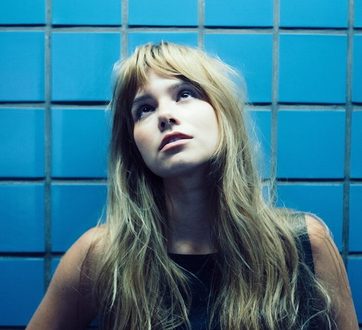 Clarissa anuncia "TANTAS FORMAS DE DIZER ADEUS" e celebra o pop/rock do futuro em show de lançamento em SP