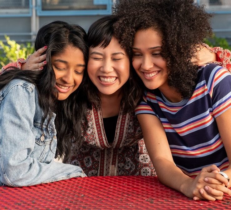 Você vai ficar chocado com a idade dos atores da série 'Eu Nunca...' da Netflix