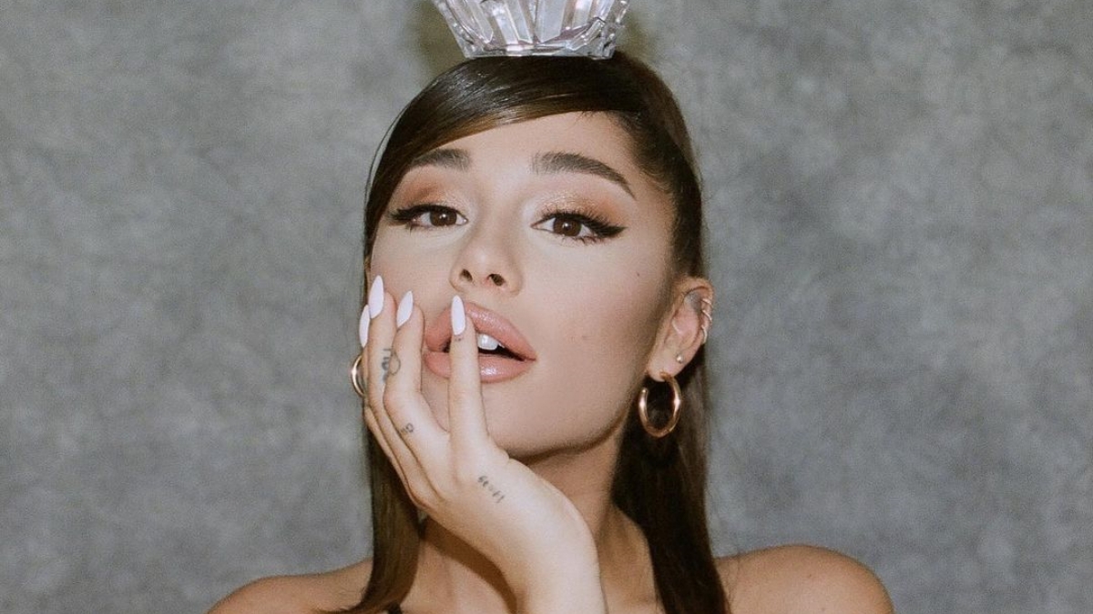 Ariana Grande lançará marca de produtos de beleza? Vem entender!