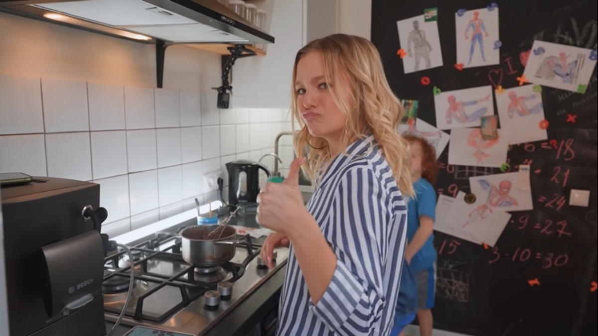 Sofya Plotnikova posta vídeo super fofo tentando cozinhar brigadeiro!