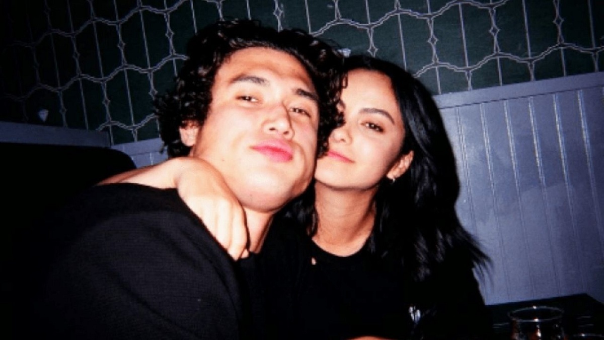 Camila Mendes e Charles Melton mostram que são um casalzão nessas novas fotos