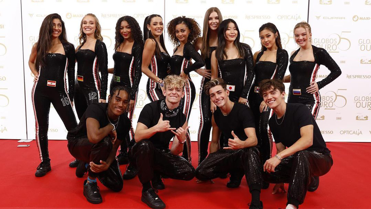 Now United faz performance de 'Wave Your Flag' no Globos de Ouro; vem assistir completa