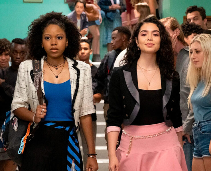 Riele Downs (Darby) e Auli'i Cravalho (Capri) nos corredores da escola em uma cena do filme "Darby: A Jovem Sensitiva"