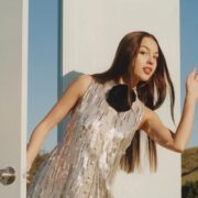 Olivia Rodrigo é a artista mais jovem a receber prêmio após atingir 1 bilhão de streams no Reino Unido