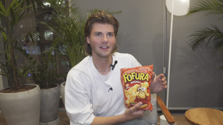 Ruel prova comidas brasileiras em sua primeira passagem pelo Brasil; vem ver (EXCLUSIVO)