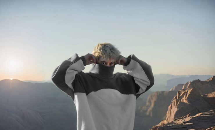 BRINO, SUCESSO NA TWITCH, LANÇA SUA CARREIRA MUSICAL COM A IMPACTANTE “TODO MUNDO TÁ TÃO BEM”