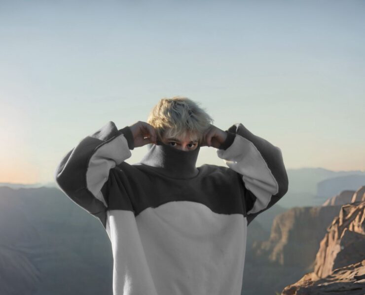 BRINO, SUCESSO NA TWITCH, LANÇA SUA CARREIRA MUSICAL COM A IMPACTANTE “TODO MUNDO TÁ TÃO BEM”