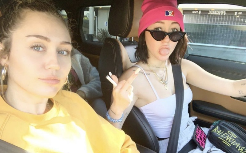 Noah Cyrus é criticada por não apoiar Miley Cyrus e rebate: “Isso é ridículo”
