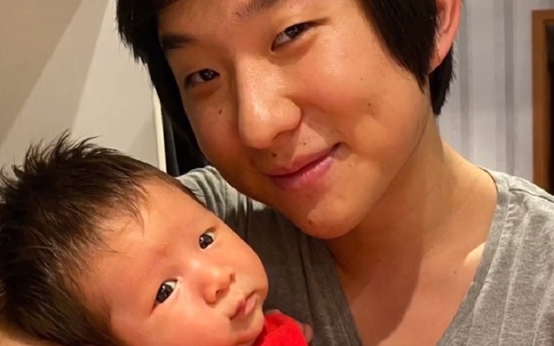 Pyong Lee chora ao encontrar seu filho pela primeira vez